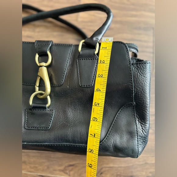 Wilson’s Leather black shoulder bag with gold hardware - Picture 4 of 14